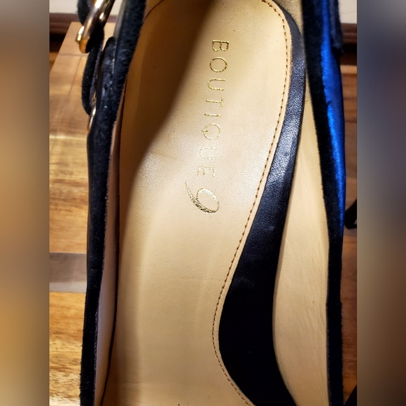 Boutique 9, Kelsey Black Leather Pump with Gold Buckle and Suede accent, Sz 10 - Picture 9 of 13